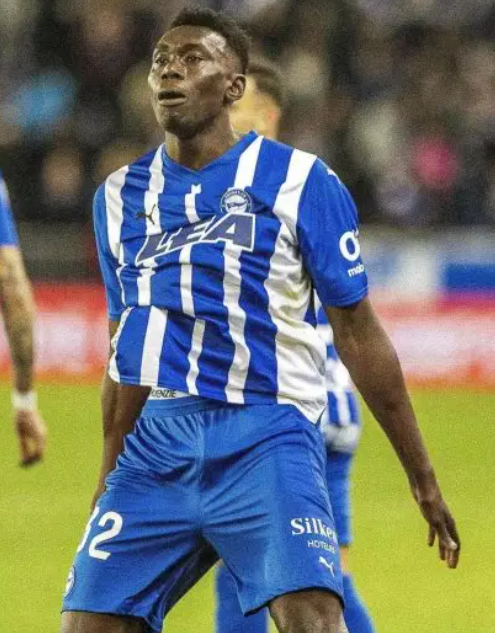 英超双雄竞逐：阿格霍瓦转会风云起