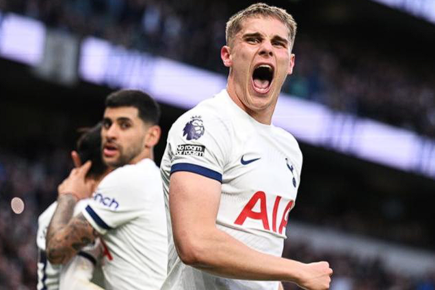 英超热刺VS水晶宫：范德芬染红，热刺红牌数居联赛前列